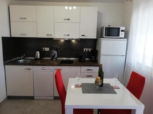 Apartmani Poljanec tesisinde mutfak veya mini mutfak