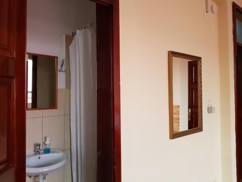 un baño con lavabo y espejo en Hotel Kurtabeg, en Shkodër