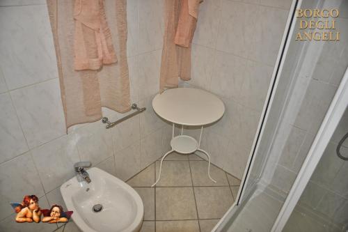 two dolls are laying on the floor of a bathroom at Borgo degli Angeli Arcola in Arcola