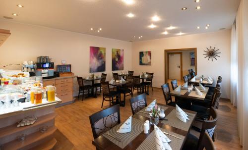 ein Restaurant mit Tischen und Stühlen in einem Zimmer in der Unterkunft Hotel Garni Regent in Euskirchen
