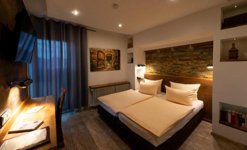 A bed or beds in a room at Hotel Garni Regent