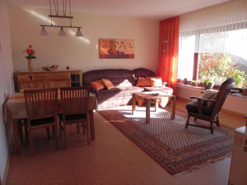 salon z kanapą i stołem w obiekcie Ferienbungalow Nähe Willingen-Winterberg w mieście Medebach