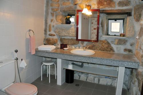 Bathroom sa Casas do Toural