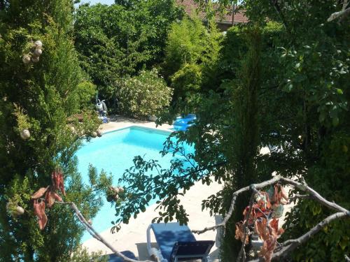 - une vue sur la piscine dans le jardin dans l'établissement Pretty Holiday Home in Courry with Swimming Pool, à Courry