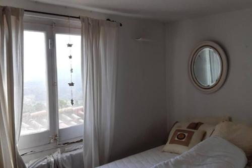 Llit o llits en una habitació de ESTUDIO vistas al mar TAMARIU y bosques de BEGUR