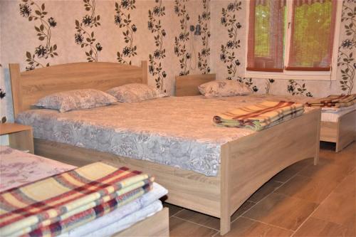 1 dormitorio con 2 camas y ventana en Bungalows Dani, en Kamchia