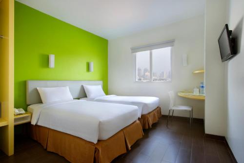 Postel nebo postele na pokoji v ubytování Amaris Hotel Dr. Susilo Grogol