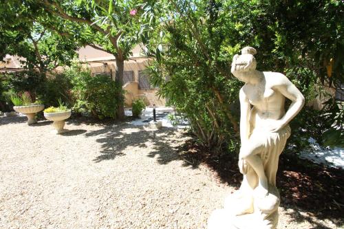 Gallery image of Les Glycines in Mollégès