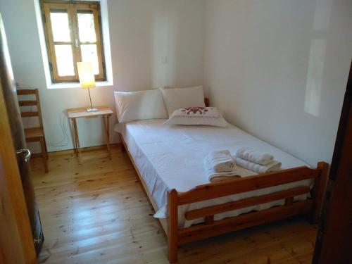 Un pat sau paturi într-o cameră la Kastro View