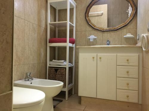 ポリス・デ・アボナにあるLeuchtturmterrasseの洗面台、トイレ、鏡のあるバスルーム