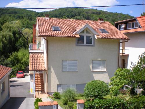 una casa con techo de baldosas rojas en Apartments Miss Katy, en Zagreb