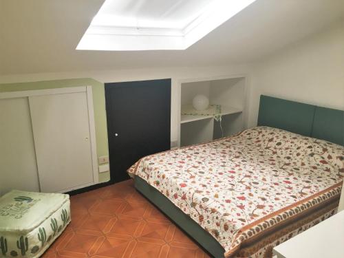 um quarto com uma cama e uma clarabóia em Mansarda Varazze em Varazze