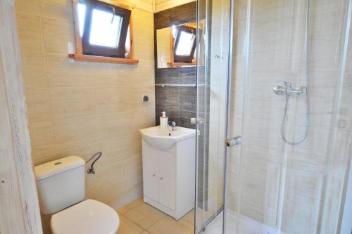 ボボリンにあるDomki Sonarのバスルーム(シャワー、トイレ、シンク付)