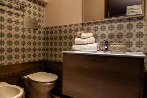 a bathroom with a toilet and a sink at Il Carro Comfortable Rooms in San Giovanni Gemini