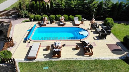 Ein Blick auf den Pool von der Unterkunft Zlatibor Resort & Spa oder aus der Nähe