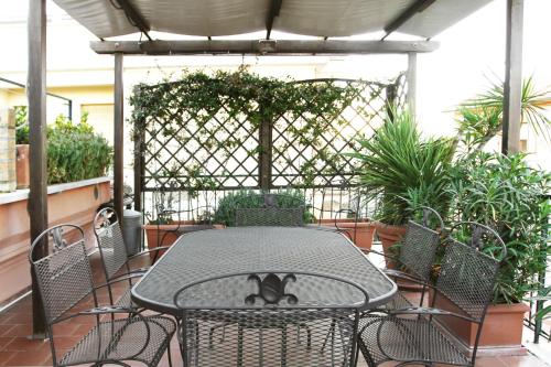 a table with a cat sitting on top of it at Casa Chiara Plus in Porto Recanati