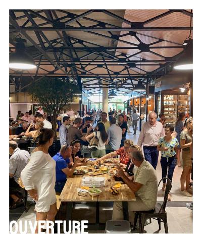 un groupe de personnes assises autour d'une table dans un restaurant dans l'établissement Beau T3 avec terrasse plein sud, à Montpellier