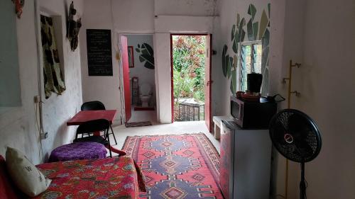 una camera con corridoio, porta, tavolo e sedie di Prince Valley Guesthouse a Irish Town