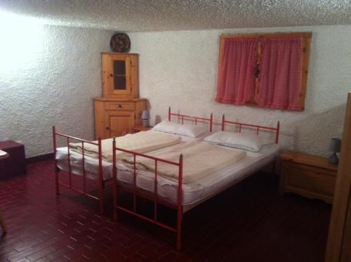 een slaapkamer met twee bedden, een ladekast en een raam bij Residence Spighetta 2 in Torri del Benaco