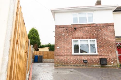 Gallery image of Charming 2 Bedroom House - Free Parking - Great Location in Tamworth