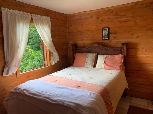 PoásにあるLa Cabaña Poasのベッドルーム1室(窓付)