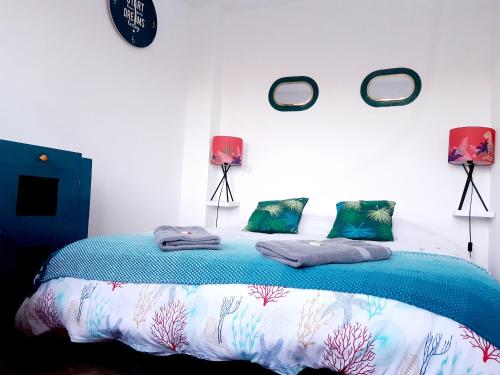 La Belle Aultoise, 4 chambres, WIFI, Vue mer, Baie de Somme في أولت: غرفة نوم عليها سرير وفوط