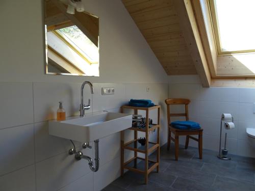 La salle de bains est pourvue d'un lavabo et de toilettes. dans l'établissement Ferienwohnung Seidlpark im Haus Ecker, à Murnau am Staffelsee