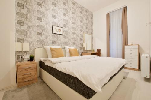 Un pat sau paturi într-o cameră la Premium Apartments by Hi5 - Elegant Suites