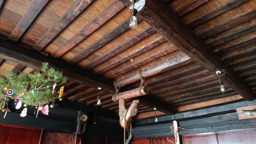 a wooden ceiling in a room with wooden beams at みのり家 - Samurai-era house - 昔の暮らし体験 in Takayama