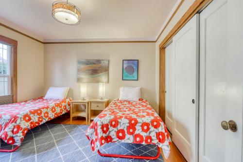 sypialnia z 2 łóżkami z czerwoną i białą pościelą w obiekcie Buhne Terrace Bungalow w mieście Eureka