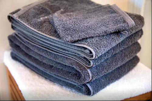 une pile de serviettes posée sur une table dans l'établissement Chambre d'Hôtes aux Sables d'Olonne, à Les Sables-dʼOlonne