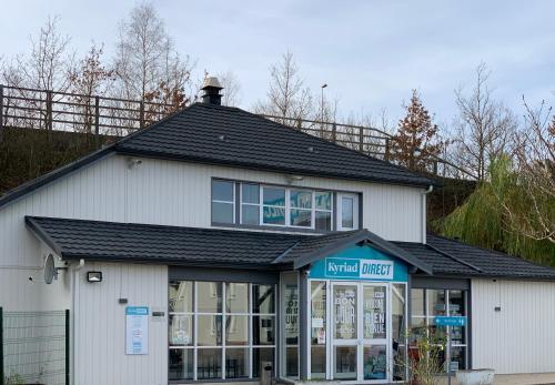 a building with a sign that reads initial trust at Kyriad Direct Val de Reuil in Val de Reuil