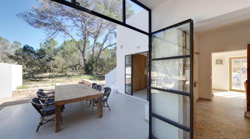 una sala da pranzo con tavolo e sedie di Feliz Lagartija a Cala Saona