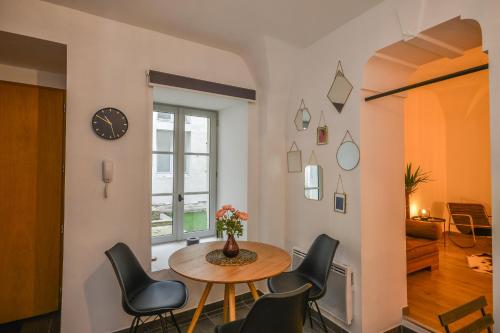 - une salle à manger avec une table et des chaises dans l'établissement COSY APPARTEMENT EN PLEIN CENTRE-VILLE !!!, à Avignon