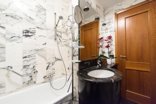 een badkamer met een wastafel, een bad en een toilet bij Rialto Dream - Wifi in Venetië