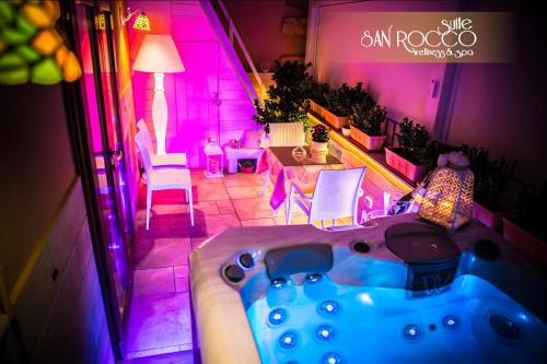 a hot tub in a room with a table and chairs at Suite San Rocco Wellness&Spa in Ruvo di Puglia