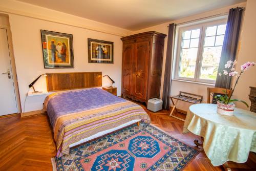 A bed or beds in a room at Domaine du Pressoir