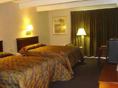 Кровать или кровати в номере America's Best Value Inn Phillipsburg