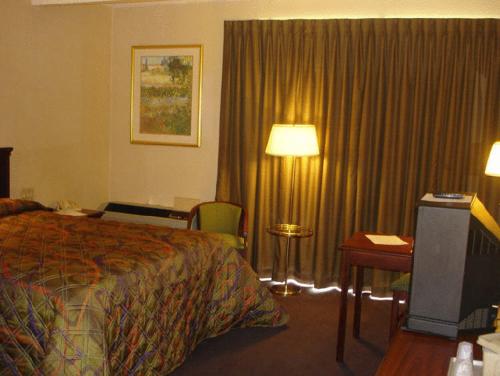 Habitación de hotel con cama y escritorio en America's Best Value Inn Phillipsburg, en Phillipsburg