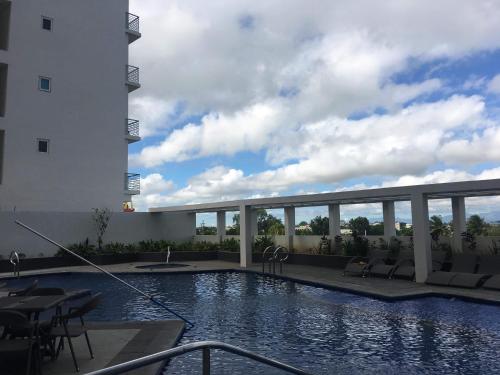 uma piscina no telhado de um edifício em One Madison Place, Tower 2 - 10N MEGAWORLD Iloilo em Iloilo