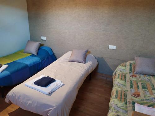 um quarto com duas camas com toalhas em Apartament Donadó - Port del Comte em La Coma i la Pedra