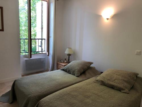 Ένα ή περισσότερα κρεβάτια σε δωμάτιο στο Le Provençal Duplex piscine jardin le Luberon