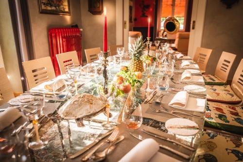 a long table with glasses and birds on it at Domaine du Pressoir in Ambilly