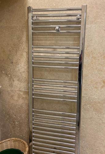 un objet métallique est posé sur le sol dans l'établissement PALAIS ELISABETH PROMENADE DES ANGLAIS, à Nice