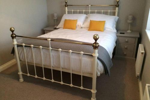 Una cama con dos almohadas naranjas encima. en Cavendish Court, en York