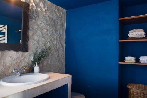 Kúpeľňa v ubytovaní Can Bordes casa rustica y confortable en el emporda