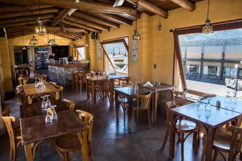 un restaurant avec des tables et des chaises ainsi qu'un bar dans l'établissement Alas del Alma, à Tilcara