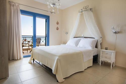 Postel nebo postele na pokoji v ubytování Beachfront Apartments