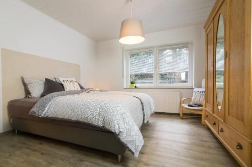 1 dormitorio con cama y ventana en Die Wiege im RuhrPott en Oberhausen