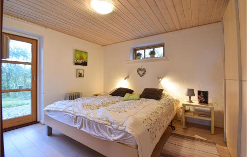Ejby的住宿－Hygind，一间卧室设有一张大床和一个窗户。